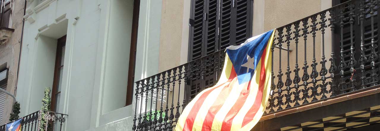 Katalanische Flagge der Unabhängigkeitsbewegung weht an einem Balkon