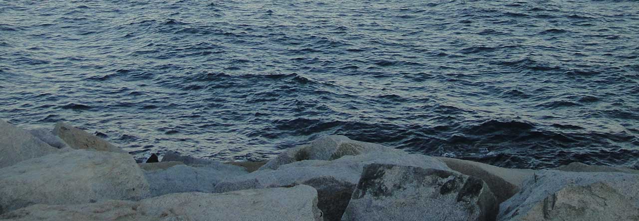 Meer und große Steine